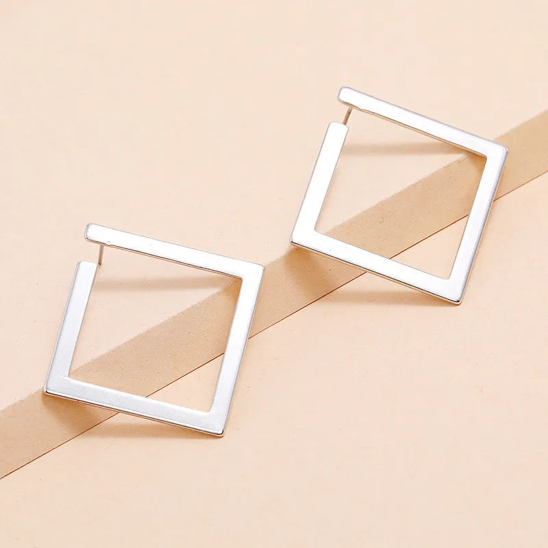 Brincos quadrados minimalistas